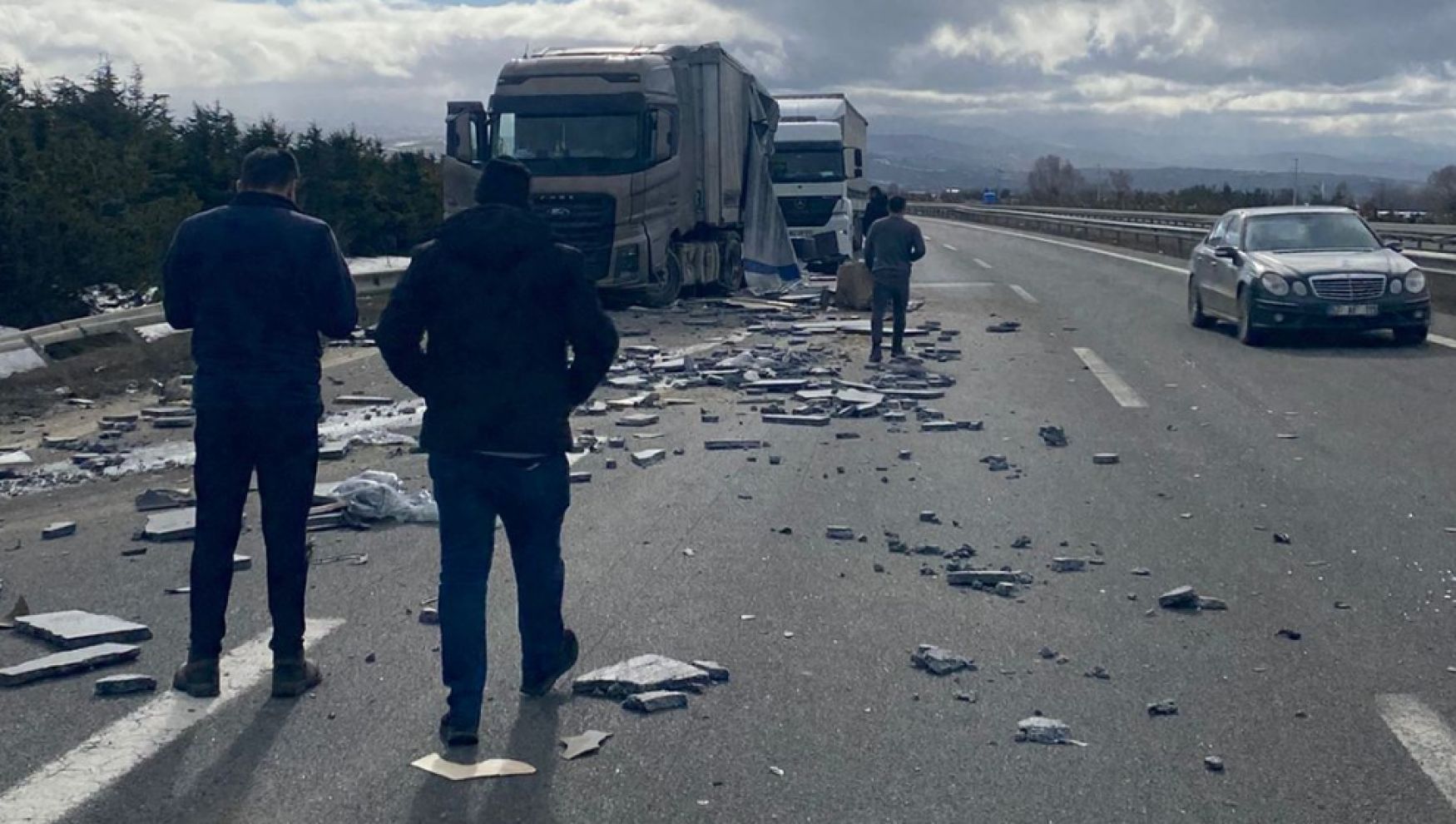 Gerede bağlantı yolunda tır kazası: Otoyol savaş alanına döndü