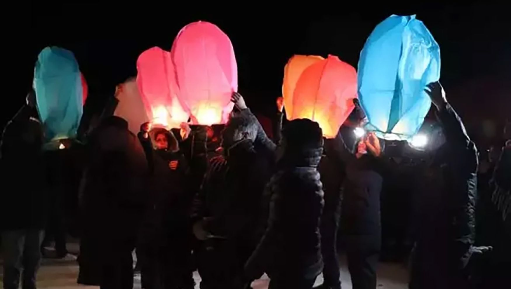 Grand Kartal Otel yangınında acı ilk günkü gibi: Aileler 03.17’de dilek fenerleri bıraktı