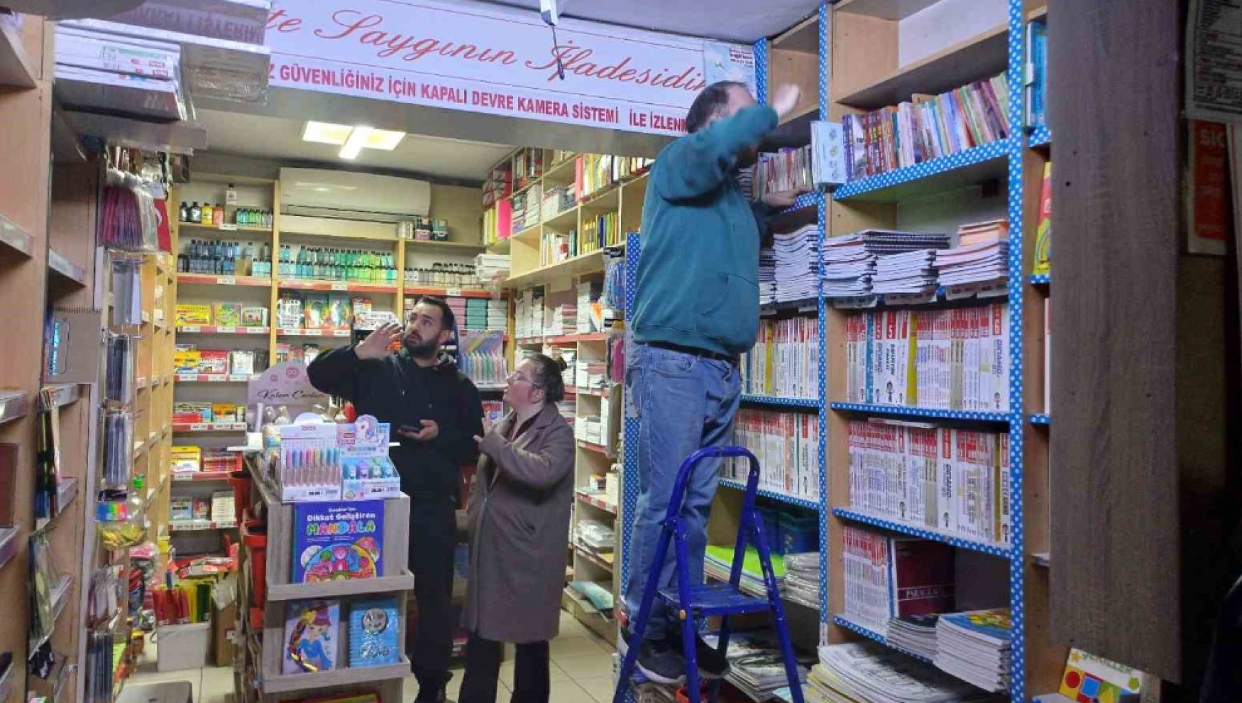 Yurt dışındaki ev sahibinin dairesinden akan su 6 esnafı mağdur etti