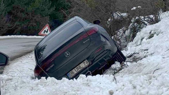 Kartalkaya yolunda Mercedes kar yığınına saplandı