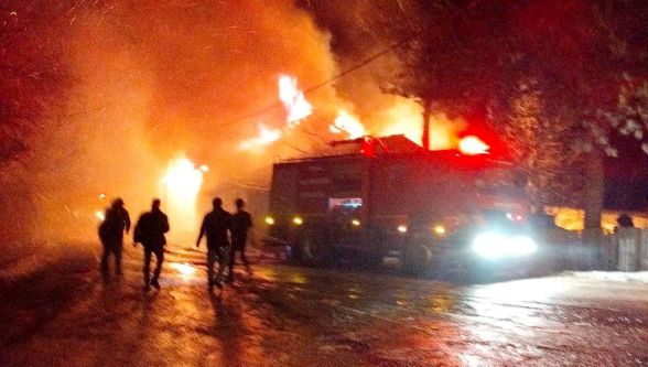 Mudurnu'da iki katlı ev alevlere teslim oldu