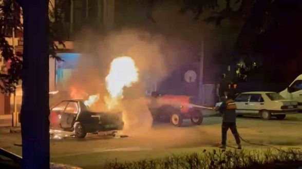 Park halindeki otomobil alevlere teslim oldu