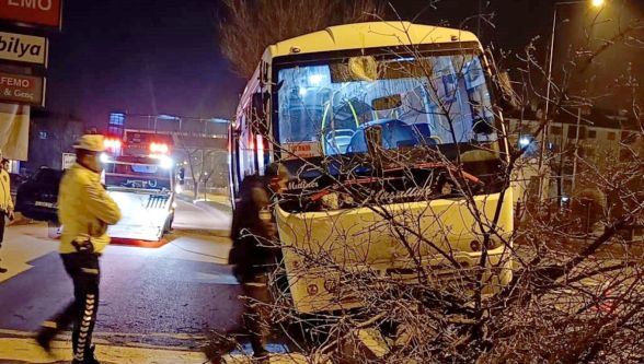 Bolu'da kontrolden çıkan halk otobüsü refüje çıktı, ağaca çarparak durabildi