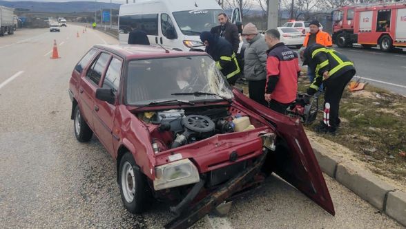 Bolu'da minibüsle çarpışan otomobilin sürücüsü yaralandı