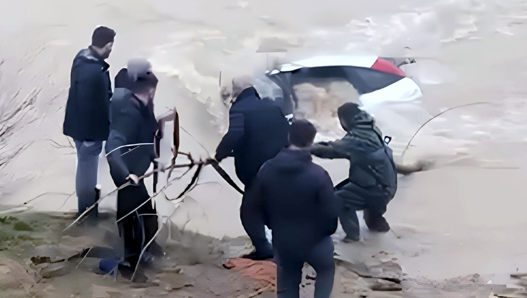 Bolu'da dereye gömülen otomobil paniğe neden oldu