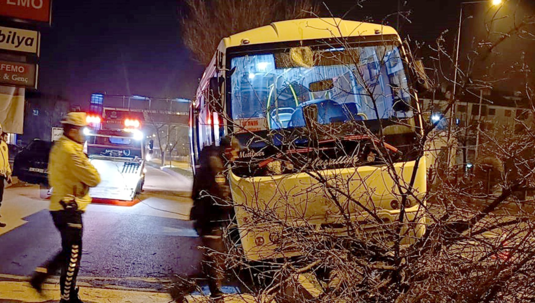 Bolu'da kontrolden çıkan halk otobüsü refüje çıktı, ağaca çarparak durabildi