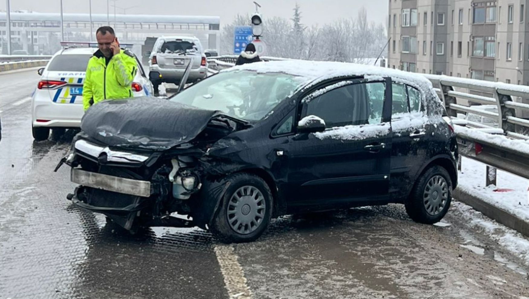 Bolu’da kontrolden çıkan otomobil bariyere çarptı