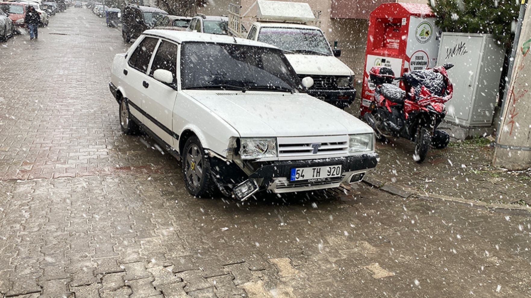 Bolu’da ters yönden giden motosiklet iki otomobile çarptı