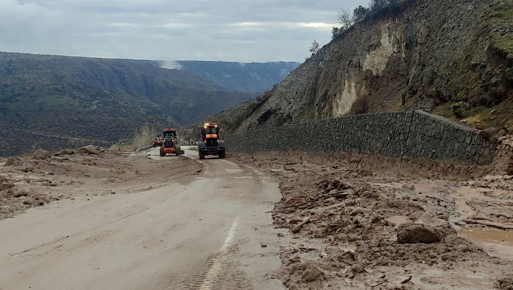 Heyelan nedeniyle kapanan yol tekrardan ulaşıma açıldı