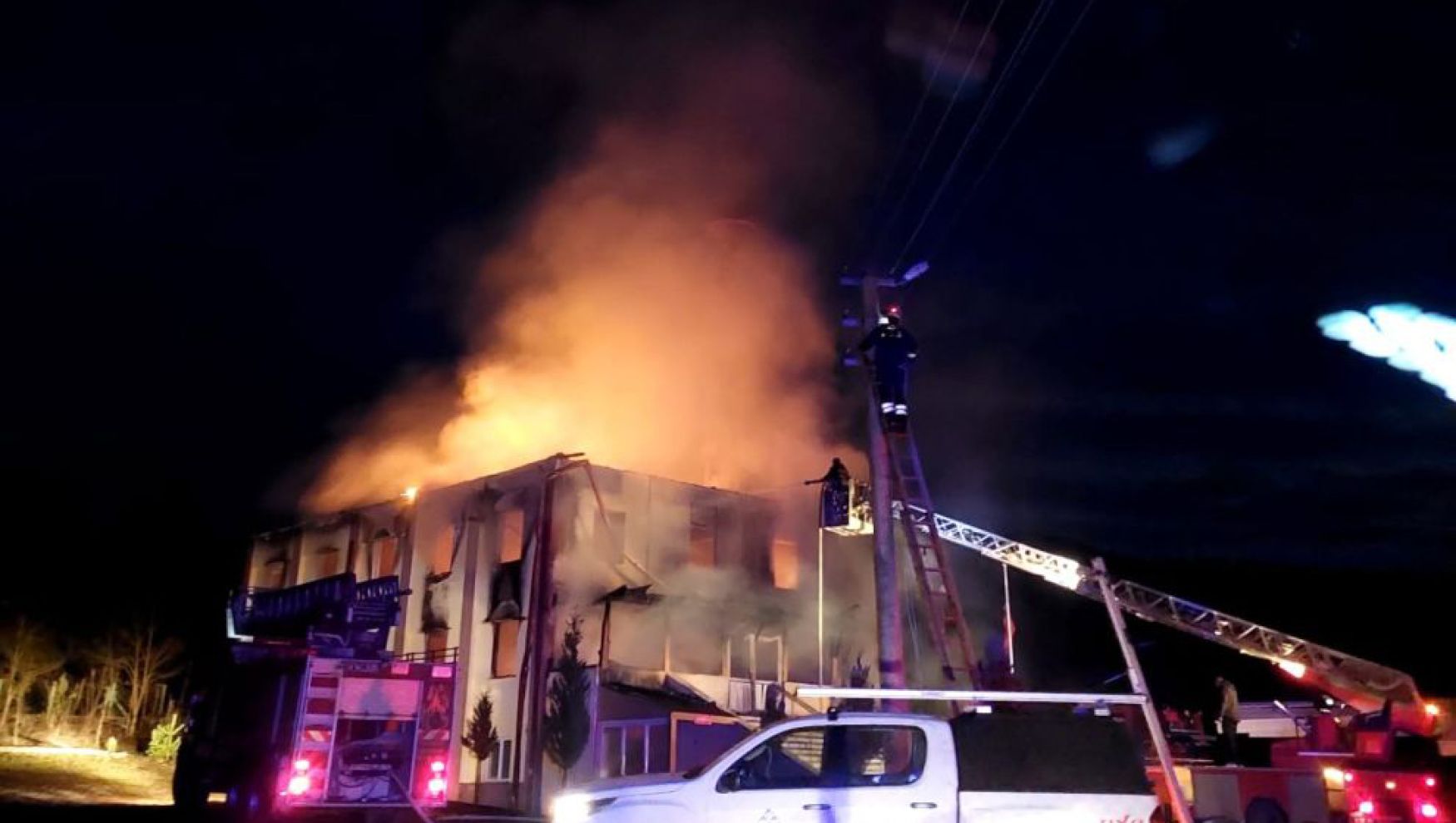 Mengen’de gece çıkan yangında cami kullanılamaz hale geldi