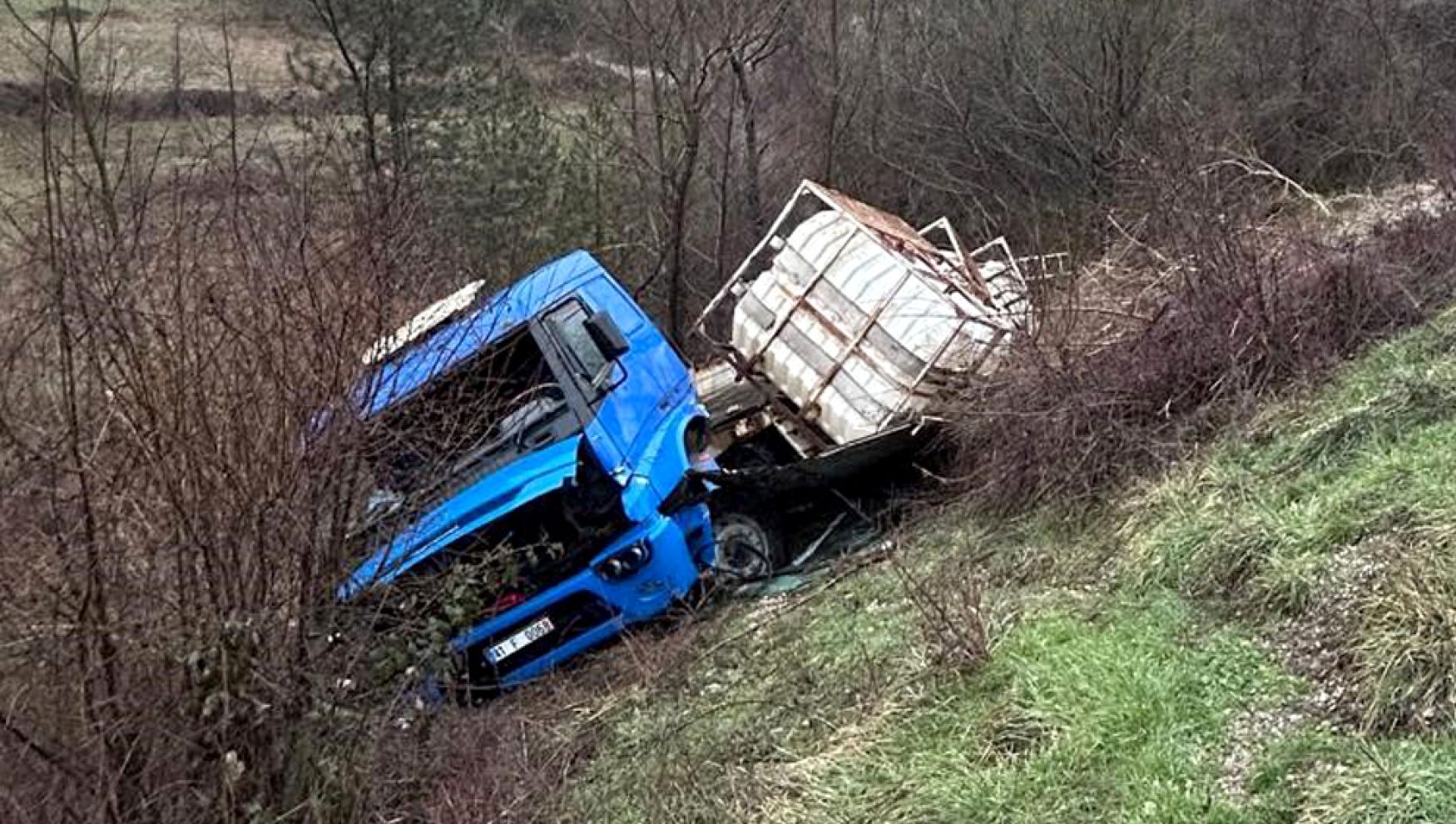 Mudurnu’da tır şarampole devrildi, elektrik kesintisi yaşandı