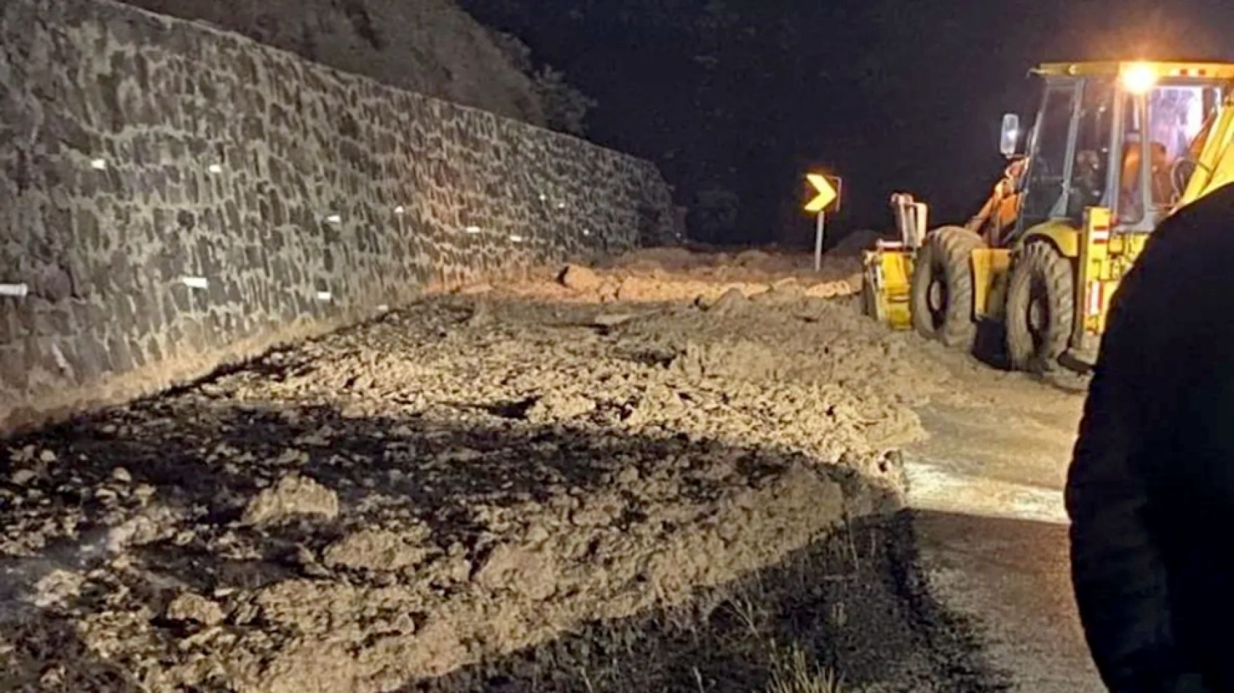 Seben yolunda heyelan alarmı: Ulaşım çift yönlü kapandı