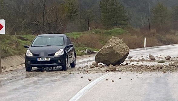 Göynük'te yağış sonrası dağdan kopan kayalar yola düştü