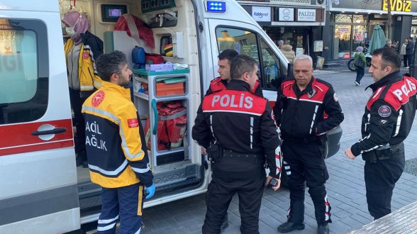 Bolu'da cadde ortasında kendini bıçakladı