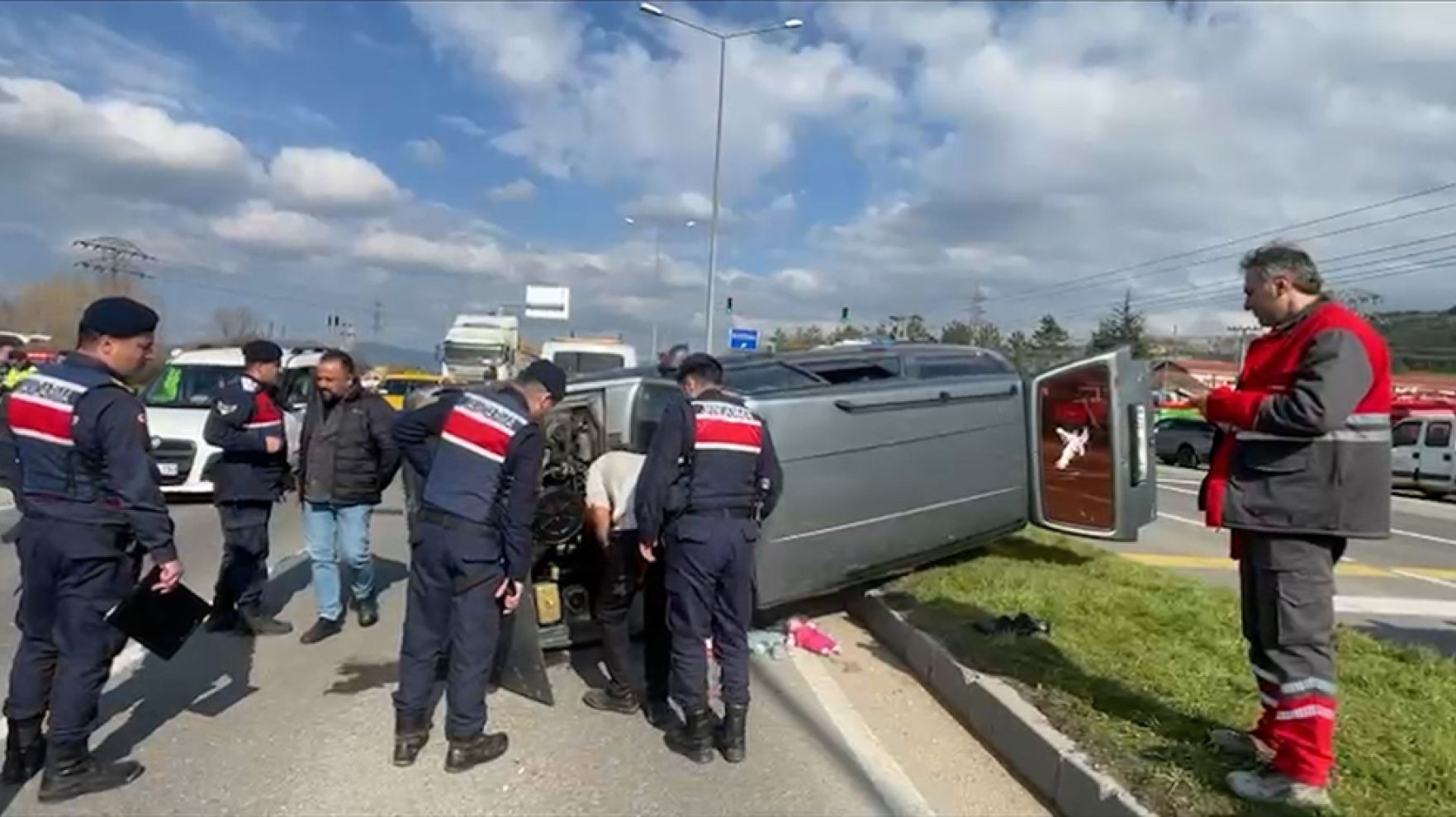 Bolu’da D-100’de feci kaza: 6’sı çocuk 9 kişi yaralandı