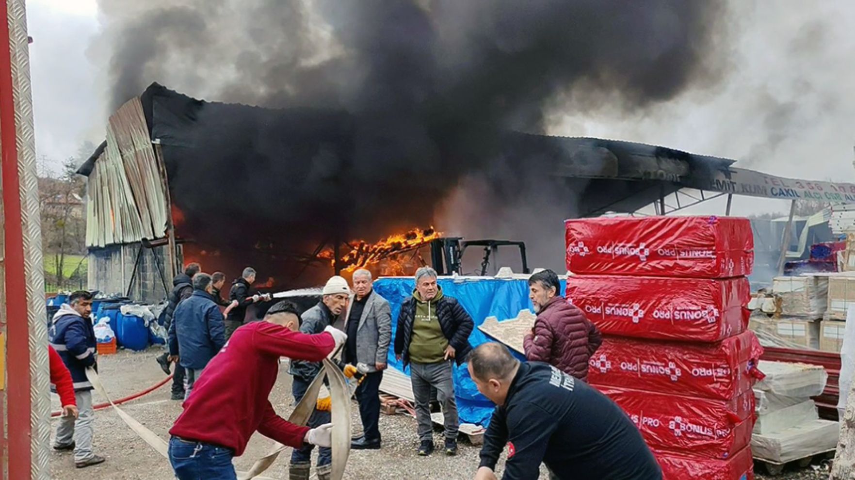 Bolu'da depo yangını: Vatandaşlar da söndürme çalışmalarına katıldı