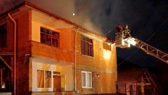 3 katlı binada yangın: Üst kat küle döndü