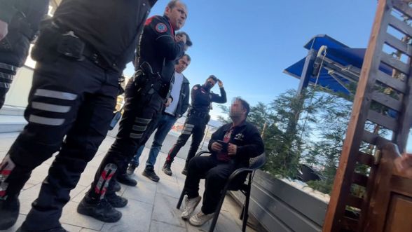 Balkona çıktı, ortalığı ayağa kaldırdı