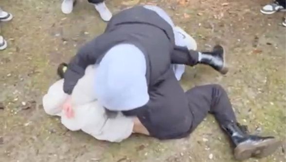 Bolu'da yere düşen kız öğrenciyi tekmelediler