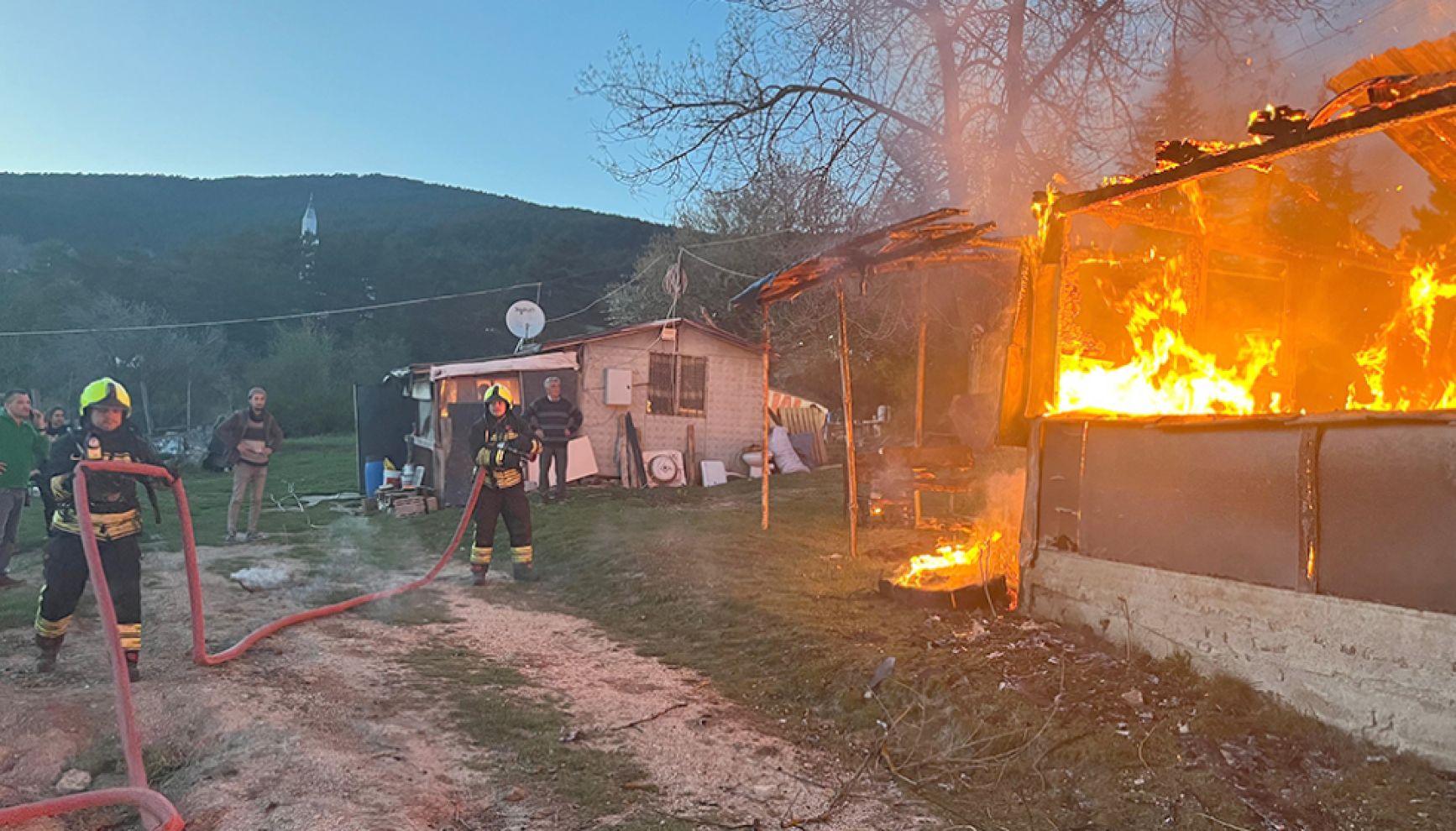 Bolu’da baraka alevlere teslim oldu
