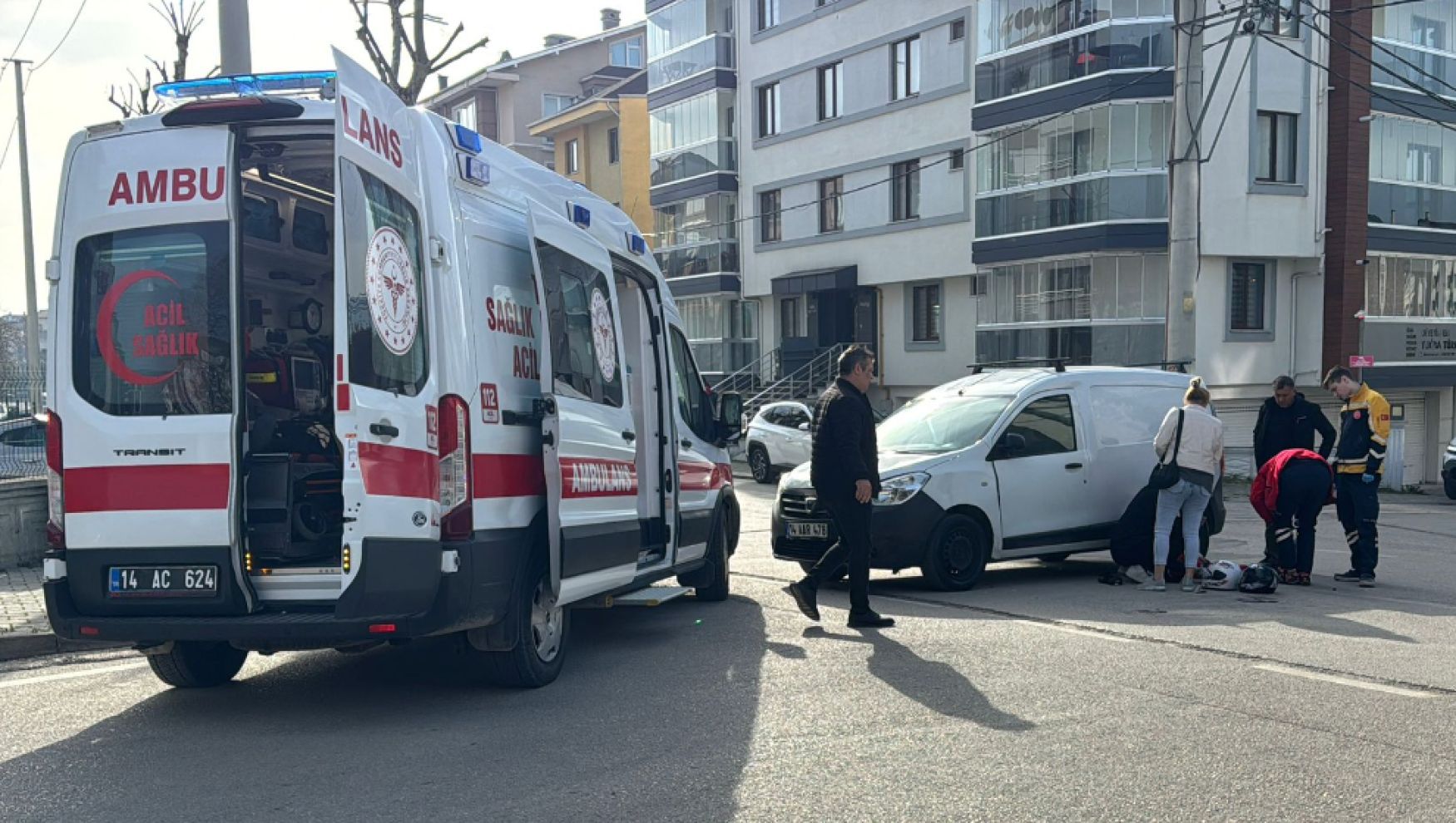 Bolu’da motosiklet ile hafif ticari araç çarpıştı: 2 yaralı