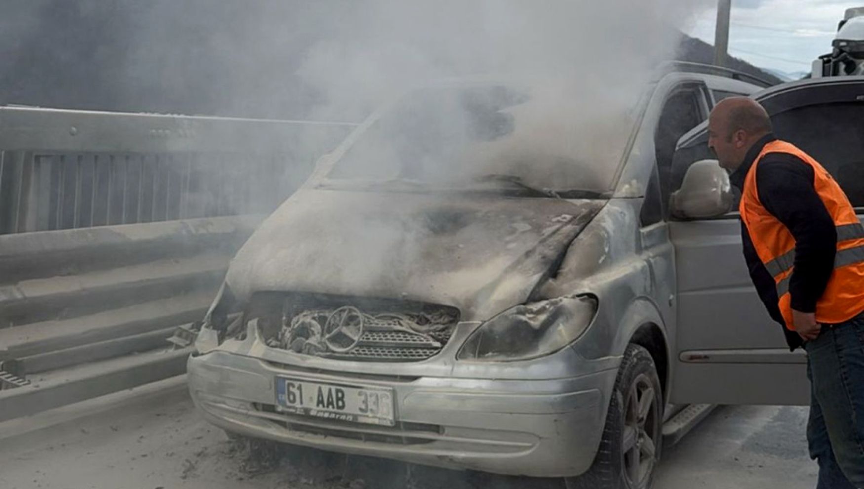 Bolu’da seyir halindeki minibüs alevlere teslim oldu