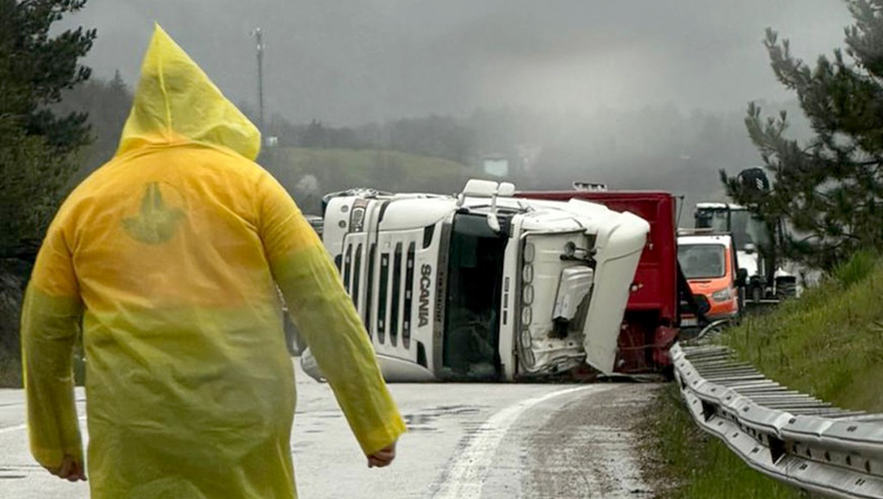 Kaygan yolda devrildi: Kömür yüklü tır yan yattı
