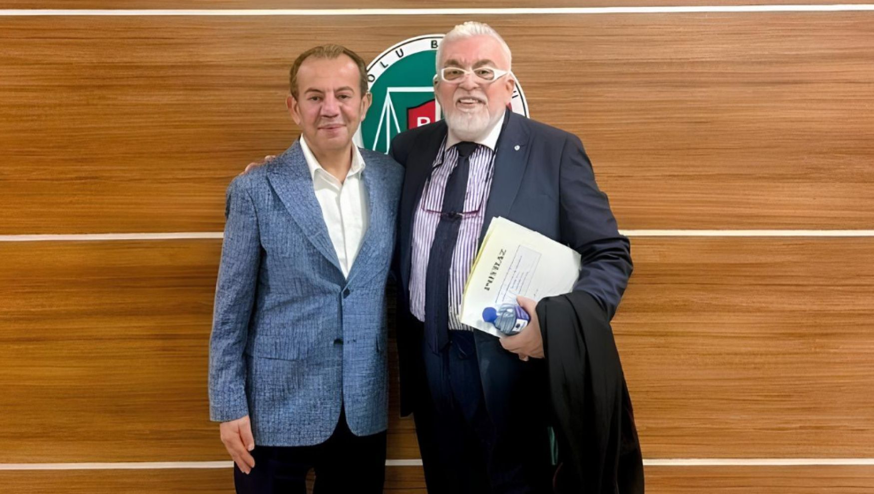 Mahkeme salonu karıştı: Avukat hakimin üzerine yürüdü