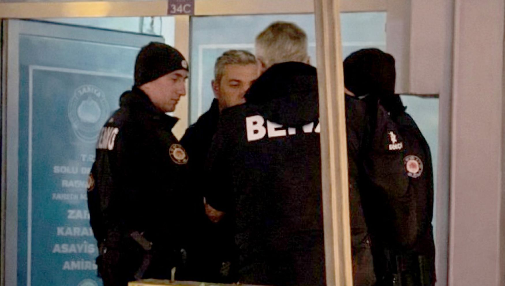 Sokakta eş kavgası: “Ben terörist miyim?” diyerek polise direndi