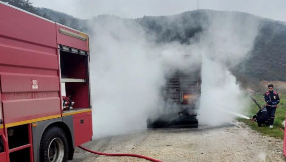 Seyir halindeyken lastik alev aldı