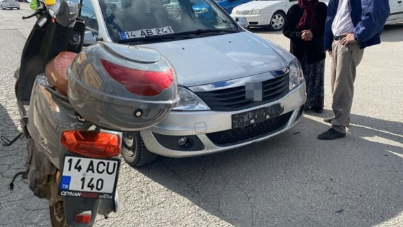 Ters yönden geldi, motosikletli kadına çarptı