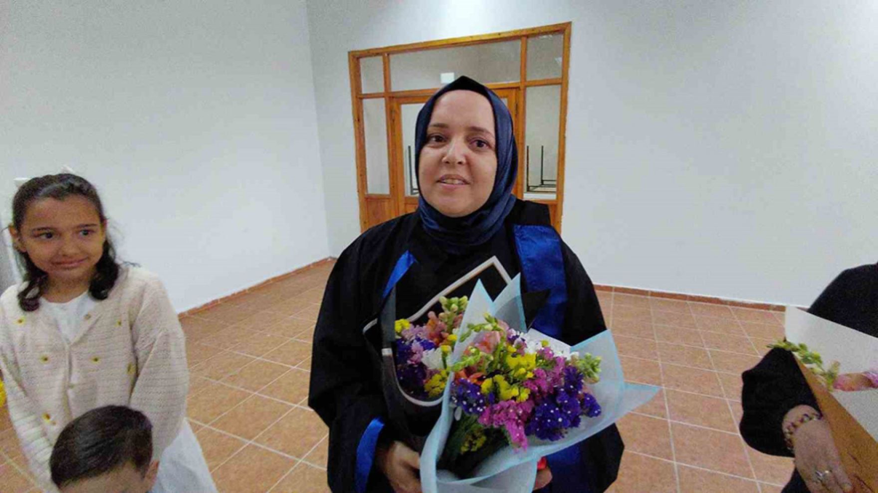 3 çocuk annesi üniversiteyi birincilikle bitirdi