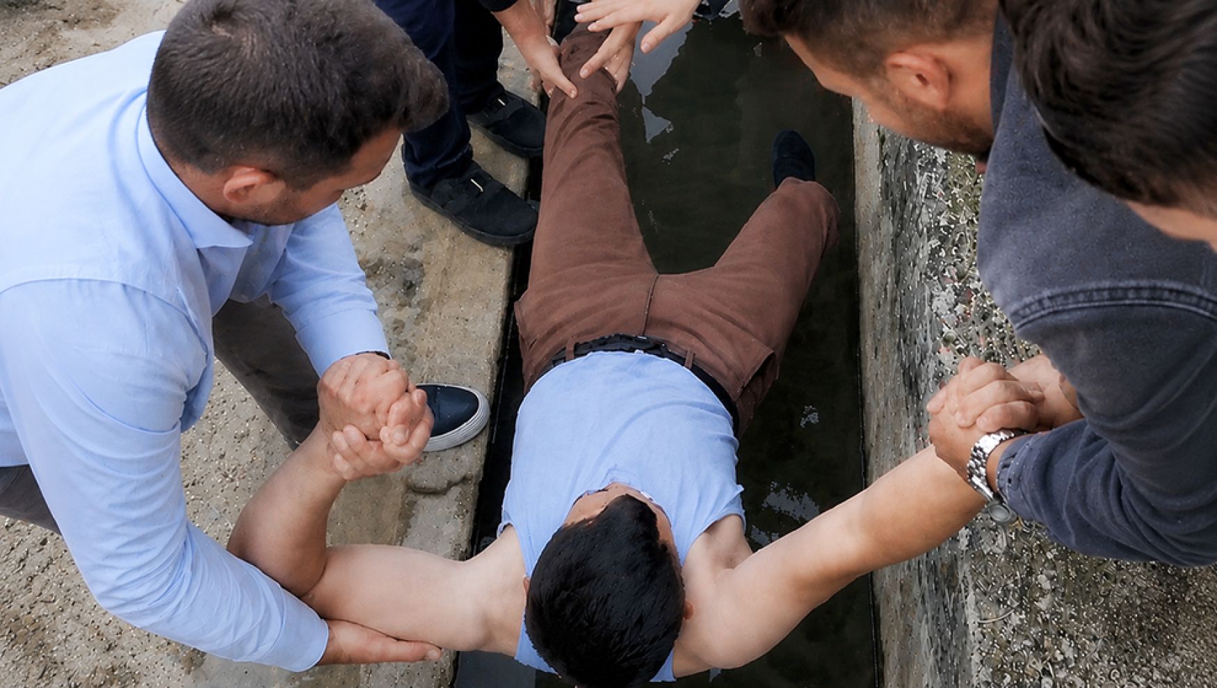 Bayram namazına gelmeyenleri buz gibi suya attılar