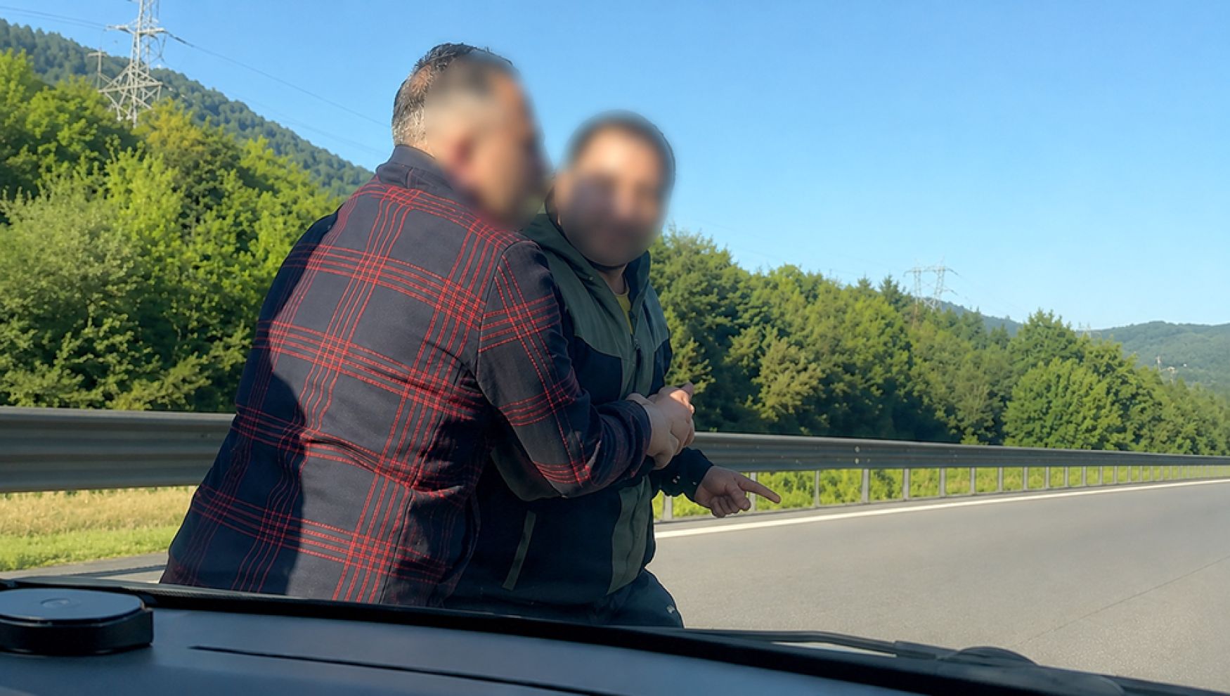 Bayram yolunda maganda dehşeti: Ailenin yolunu kesip sürücüye saldırdı