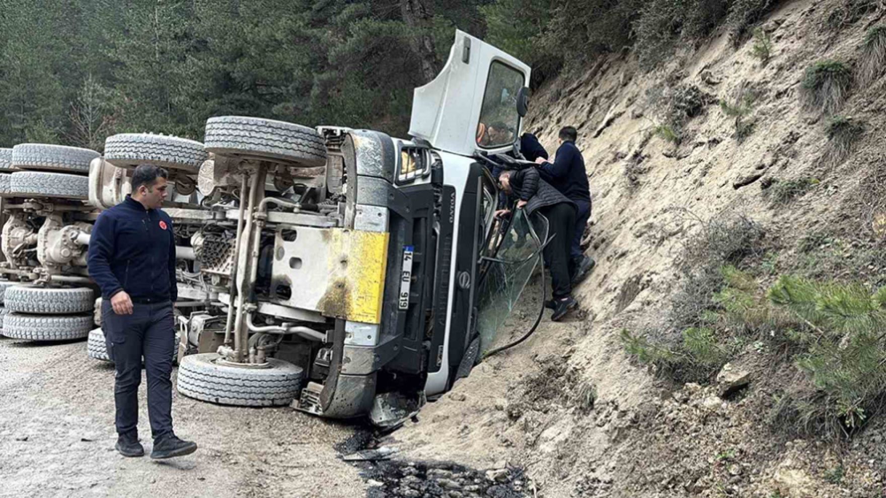 Bolu’da feci kaza: Devrilen kamyonun altında can verdi