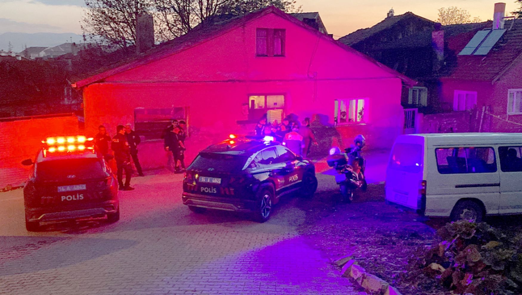 Boşanma aşamasındaki eşinin evine kurşun yağdırdı