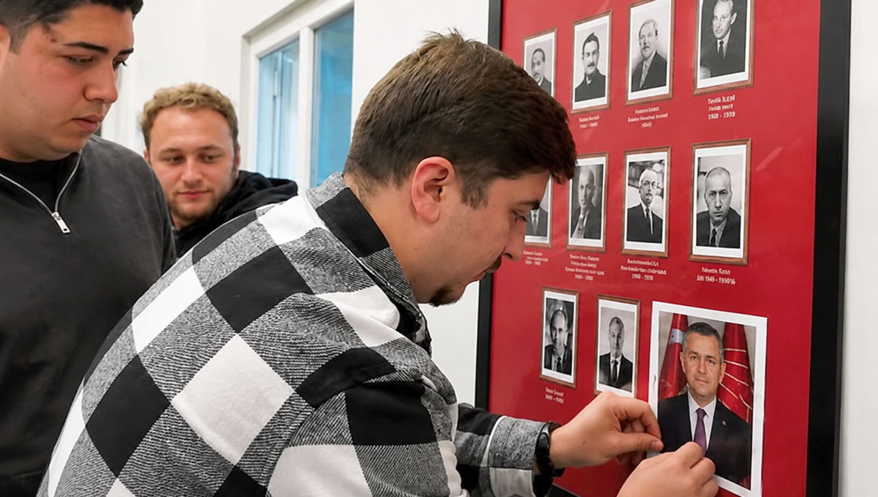 CHP’li gençlerden muhteşem poster operasyonu