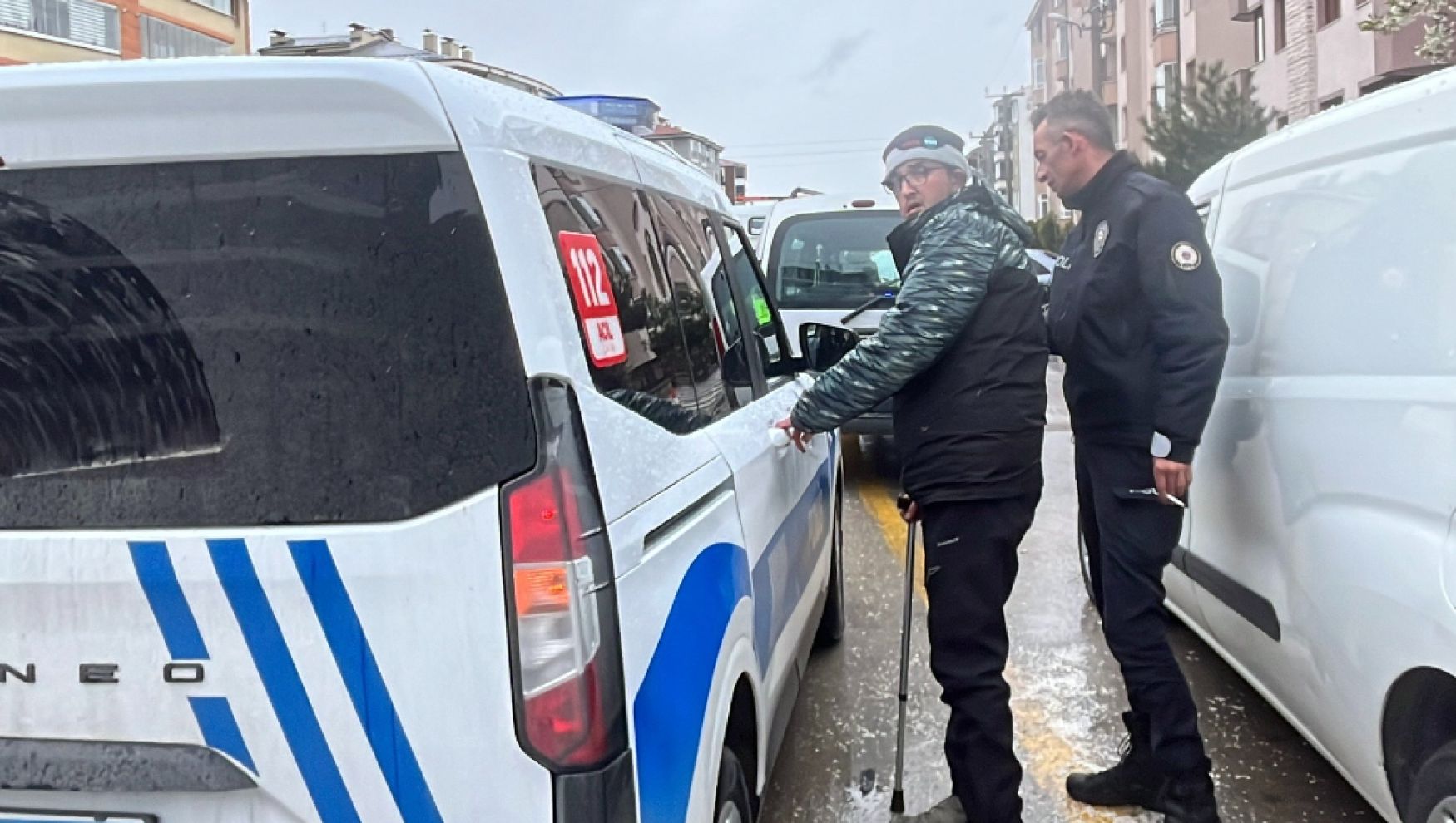 Ehliyeti iptaldi, direksiyon başına geçti: Yaşlı kadına çarptı