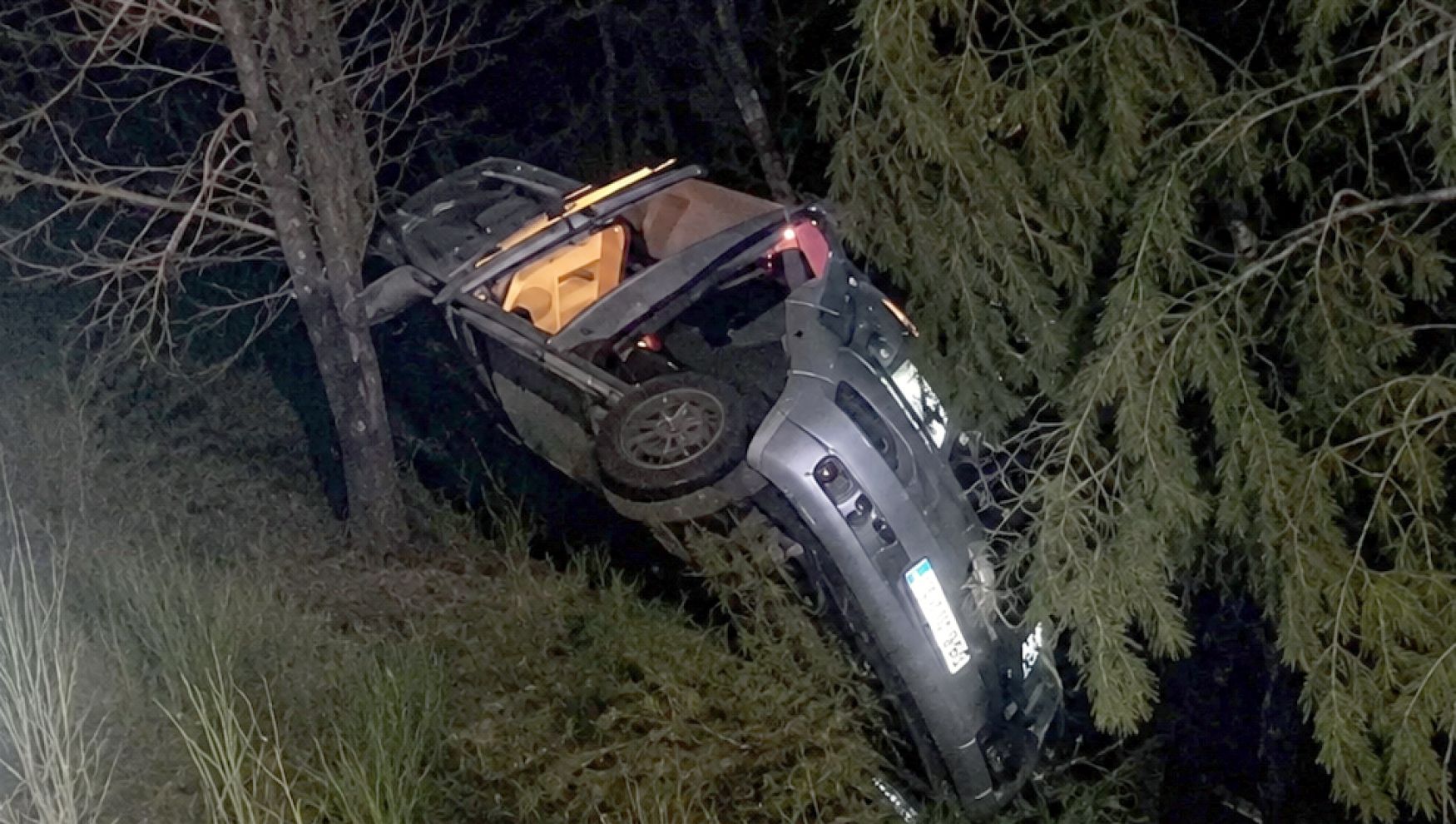 Kontrolden çıkan otomobil ağaçta asılı kaldı: 1 yaralı