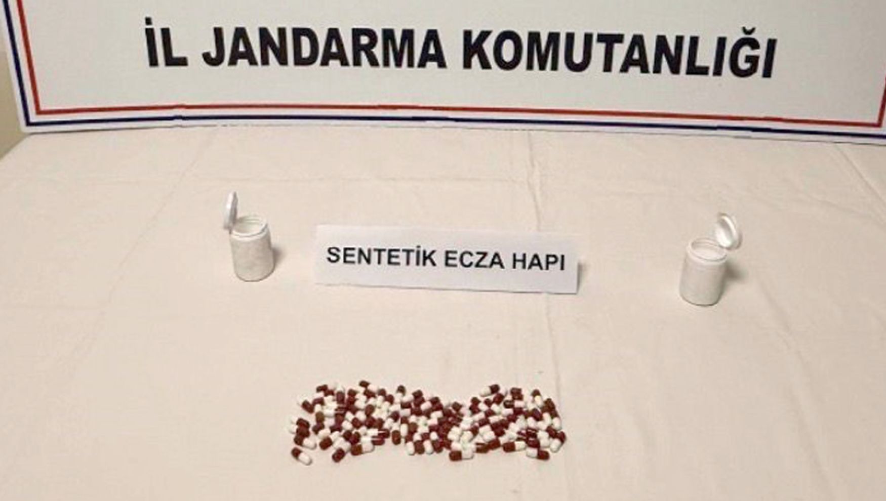 Şüpheli araçtan 90 adet sentetik ecza çıktı