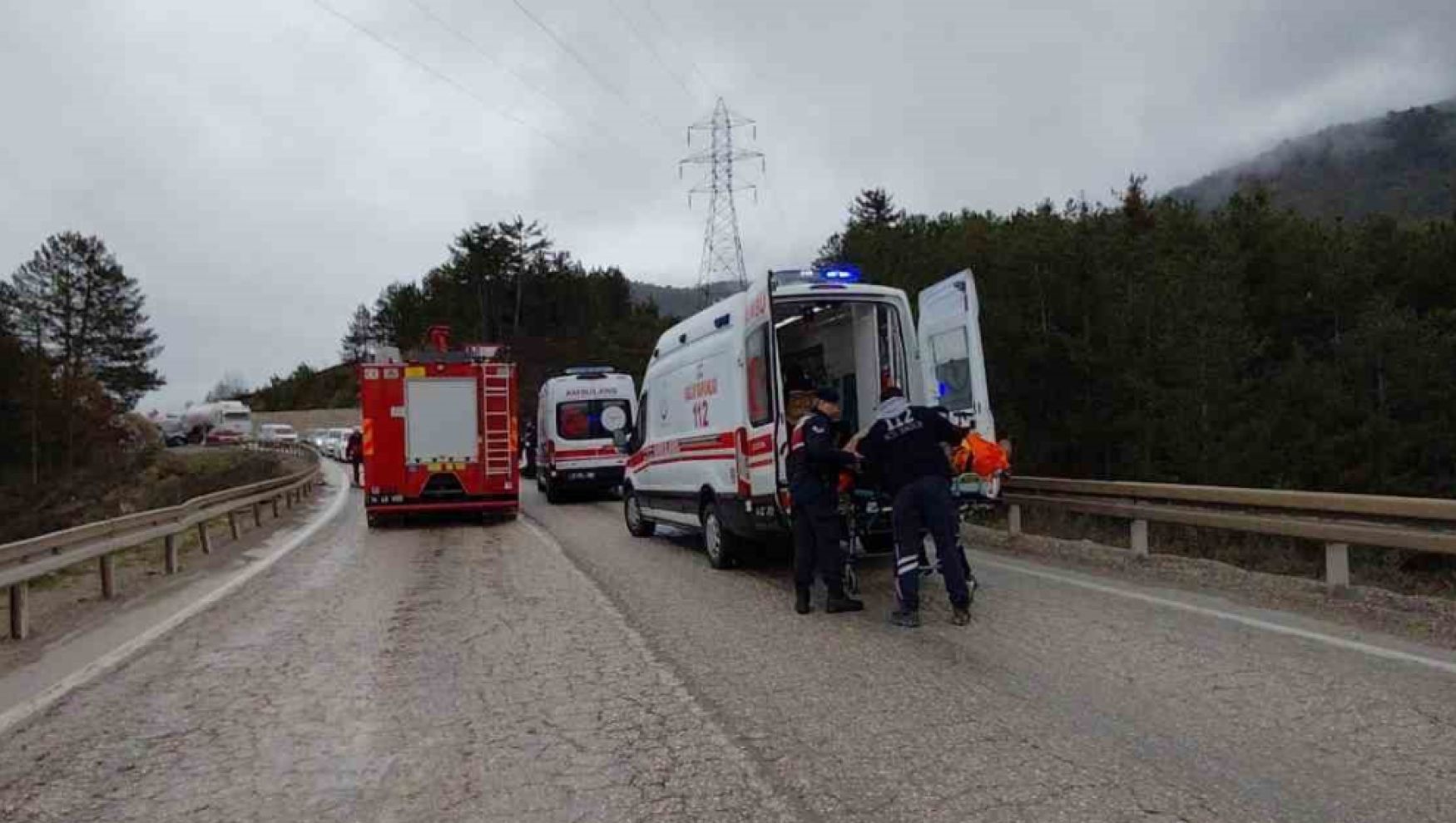 Virajı alamadı, minibüsle kafa kafaya çarpıştı: 4 yaralı