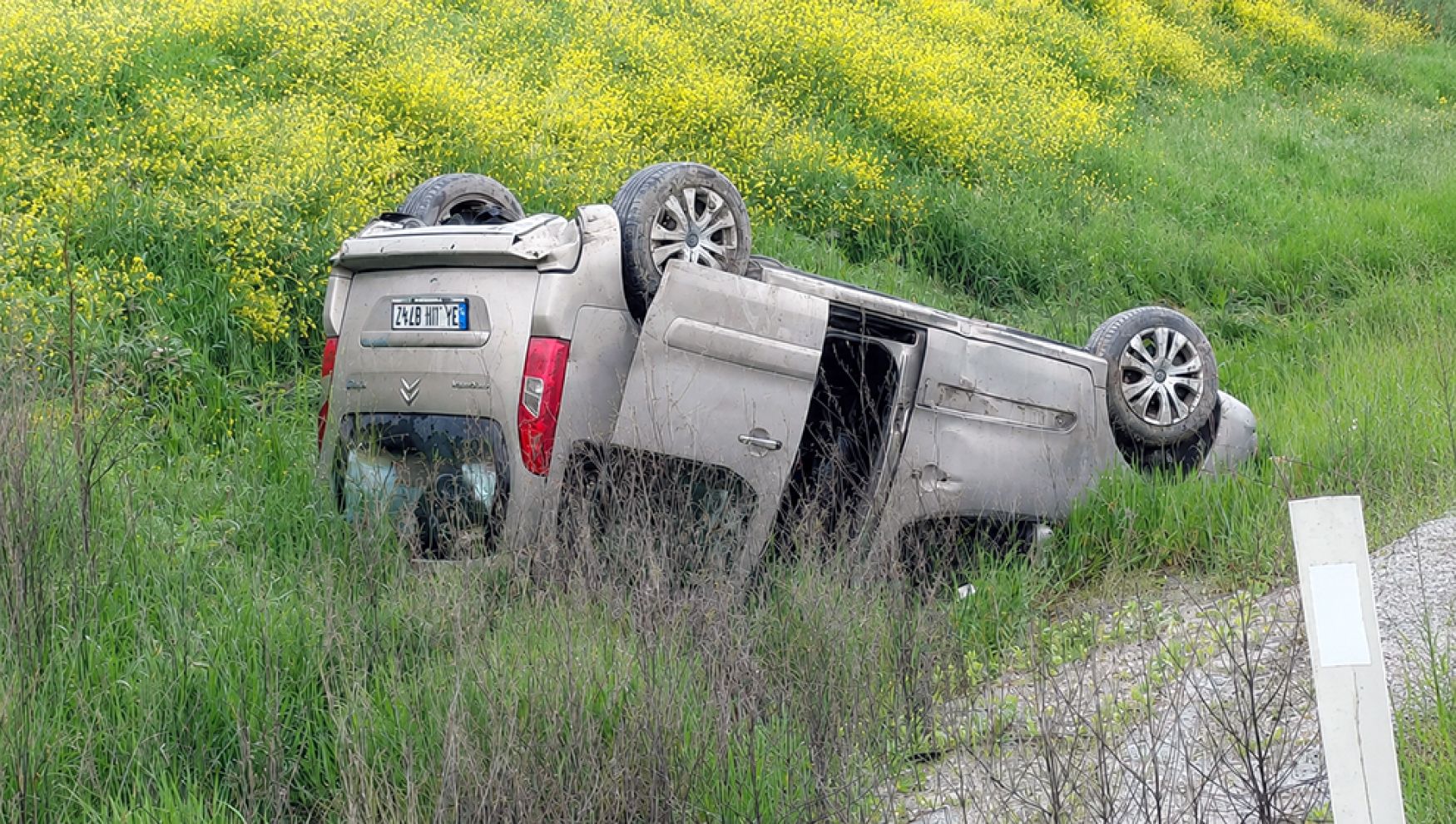 Yağmur kazayı getirdi: Otomobil takla attı, 2 yaralı