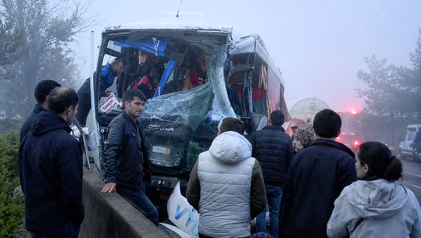 Yakıt yüklü tır ile yolcu midibüsü çarpıştı: 3 yaralı