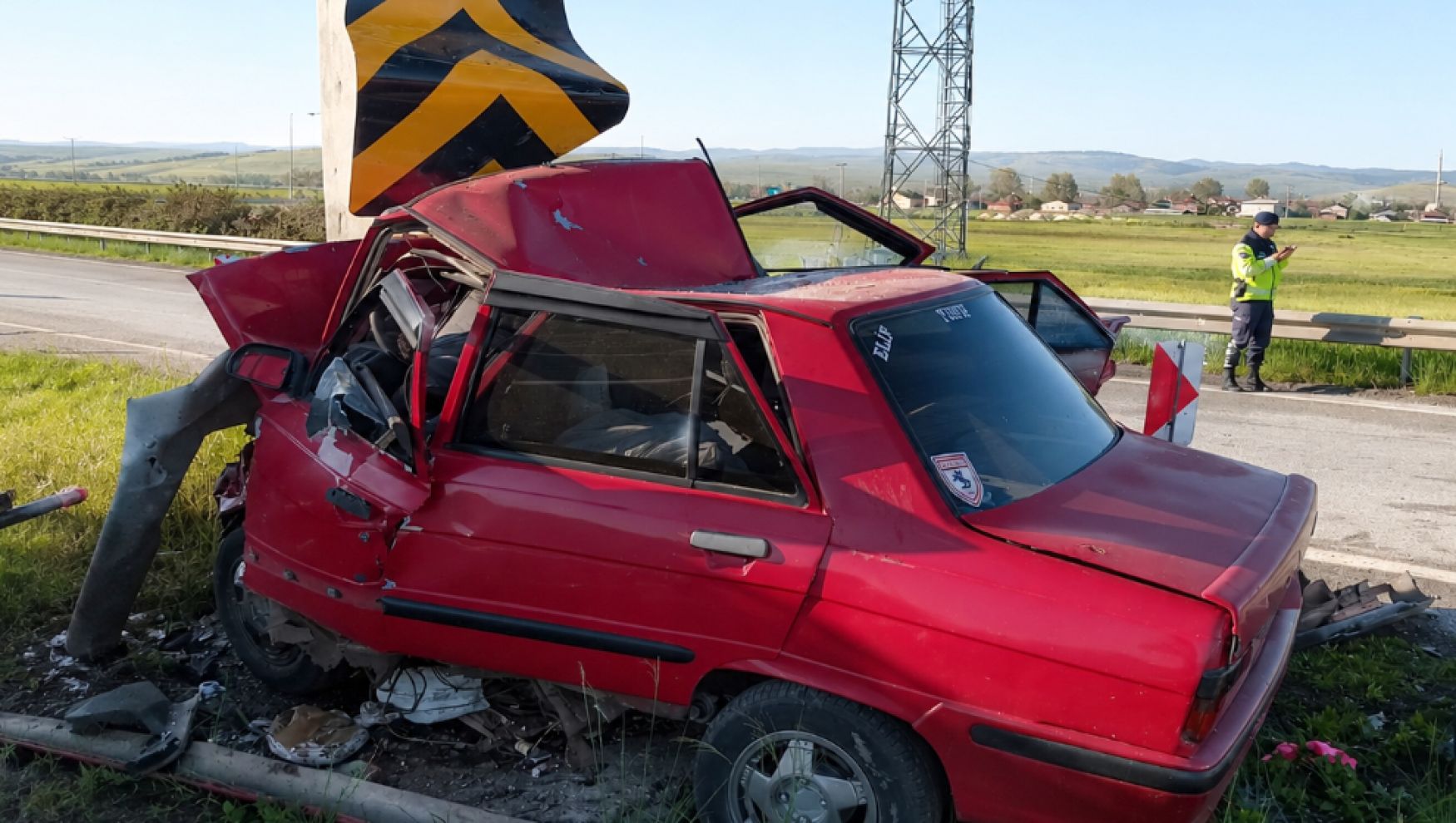 Yön direğine çarpan otomobilde can pazarı: 2 ölü, 1 ağır yaralı