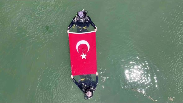 Bolu İtfaiyesi yaz öncesi su altında nefes kesen tatbikat yaptı