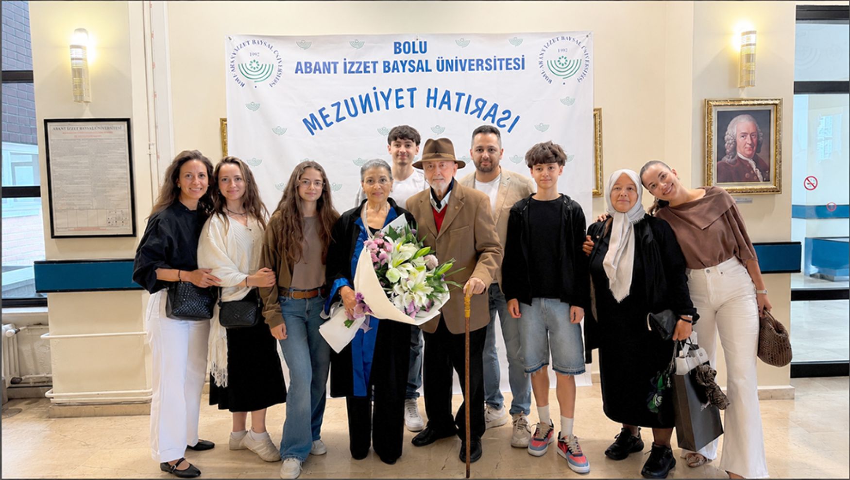 76 yaşında üniversiteyi bitirdi, diplomasını gözyaşlarıyla aldı
