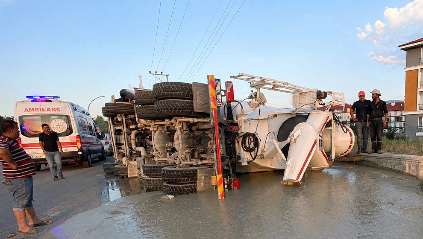 Beton mikseri devrildi, sürücü yaralandı