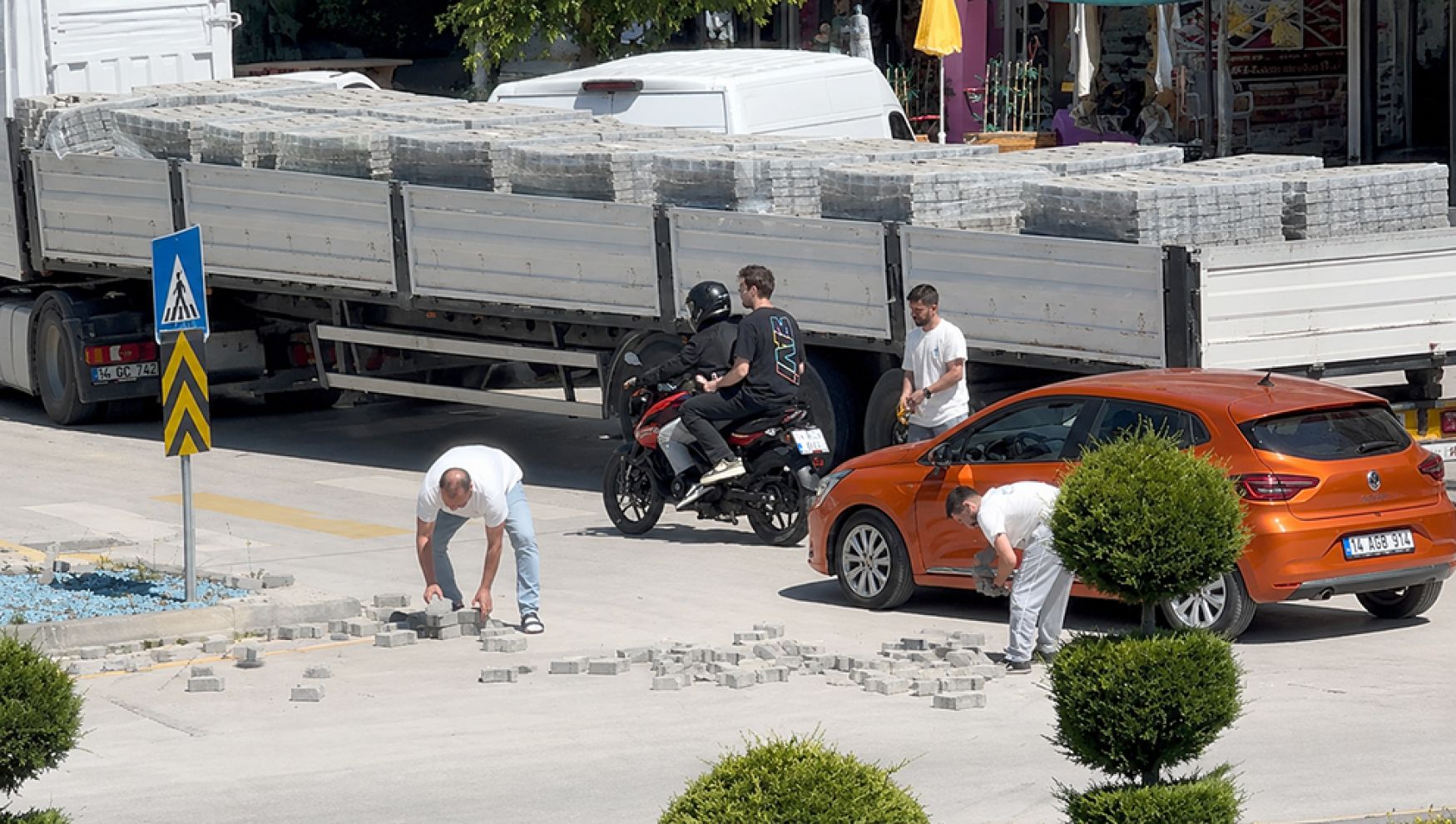 Kaldırım taşları yola saçıldı, vatandaşlar yardıma koştu