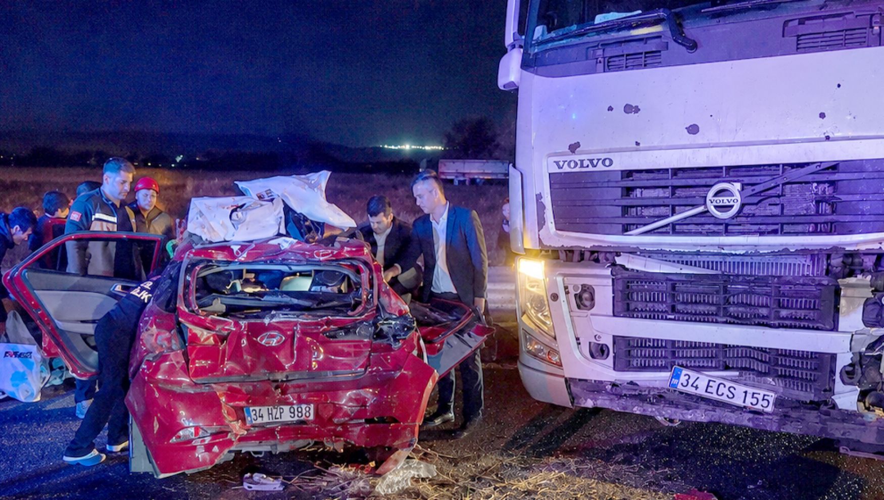 Tır otomobili biçti! Araç hurdaya döndü: 3 yaralı