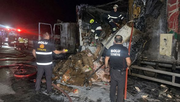Tavuk yüklü tır TEM'de alev alev yandı
